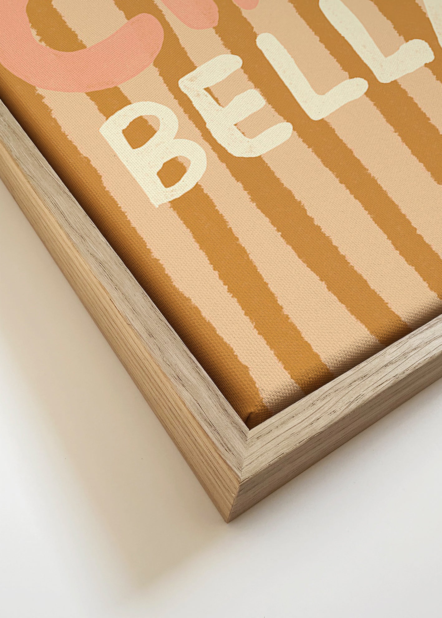 Ilustración Ciao Bella con tipografía y rayas tostadas – Canvas detail