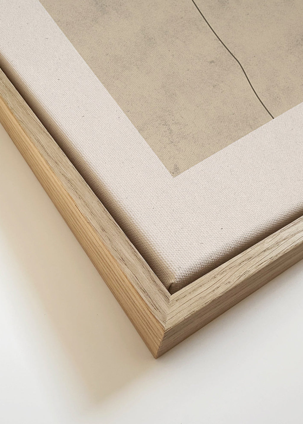Cuadro minimalista con línea curva sobre textura beige – Canvas detail