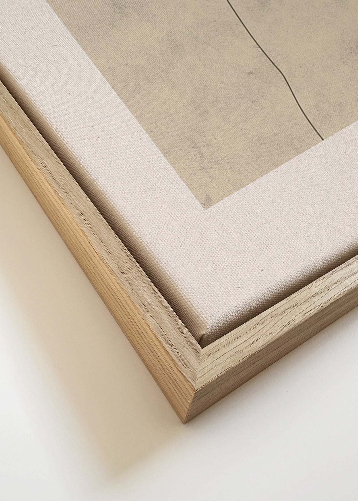Cuadro minimalista con línea curva sobre textura beige – Canvas detail