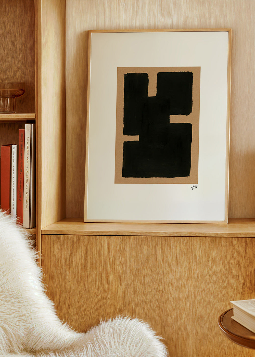 Cuadro abstracto con formas negras sobre papel kraft – Product1