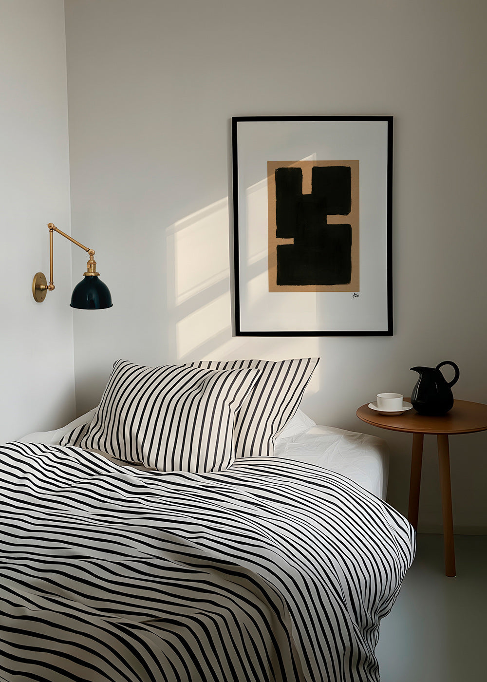 Cuadro abstracto con formas negras sobre papel kraft – Product3