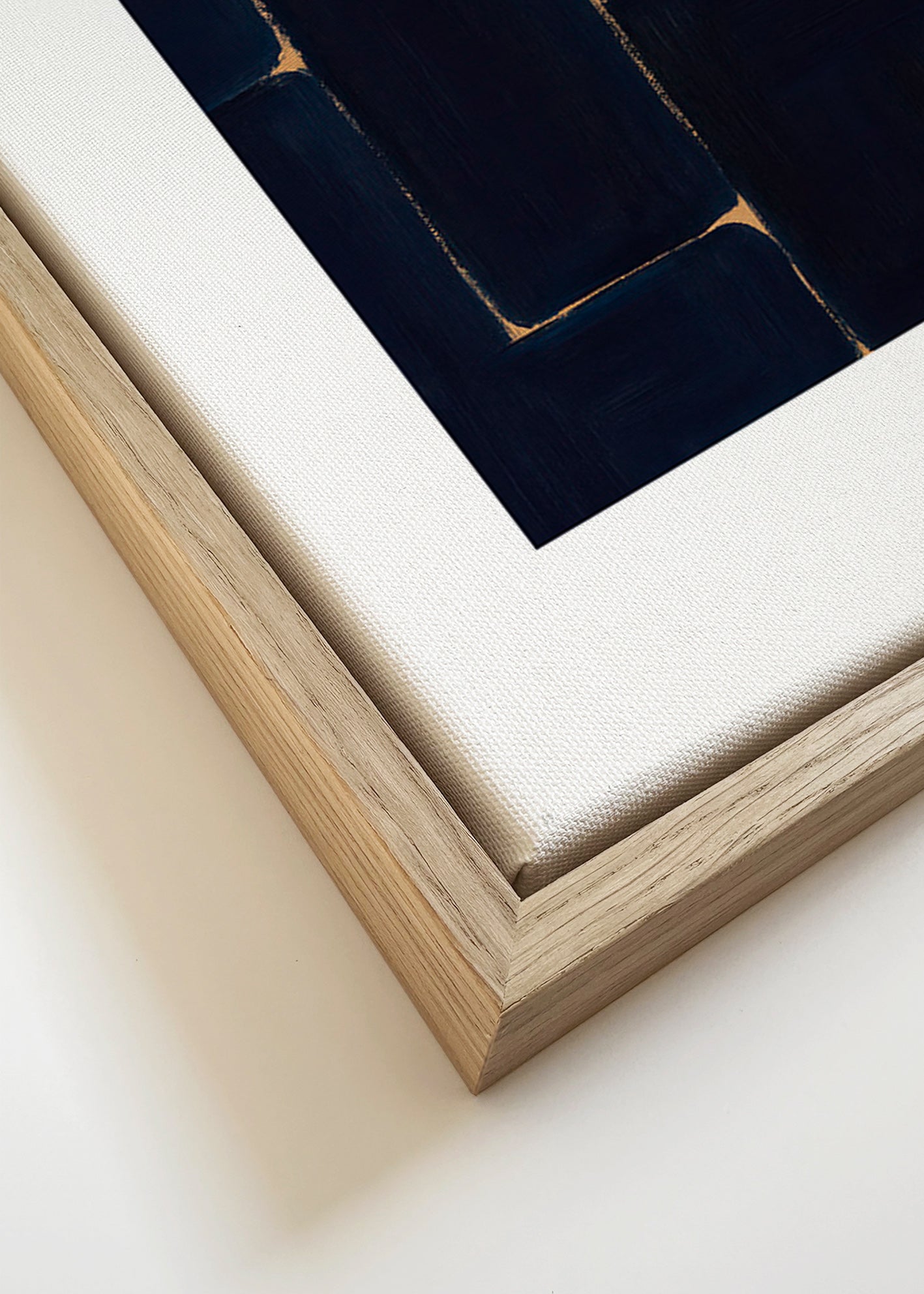 Cuadro abstracto azul profundo con vetas doradas – Canvas detail