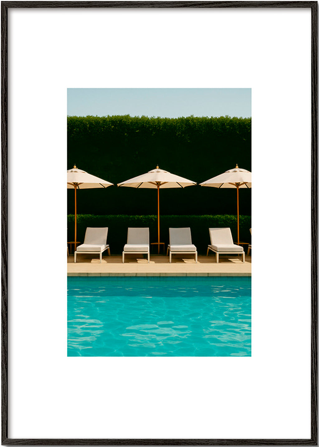 Fotografía de piscina con sombrillas y líneas limpias – Black Frame