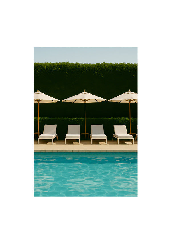 Fotografía de piscina con sombrillas y líneas limpias