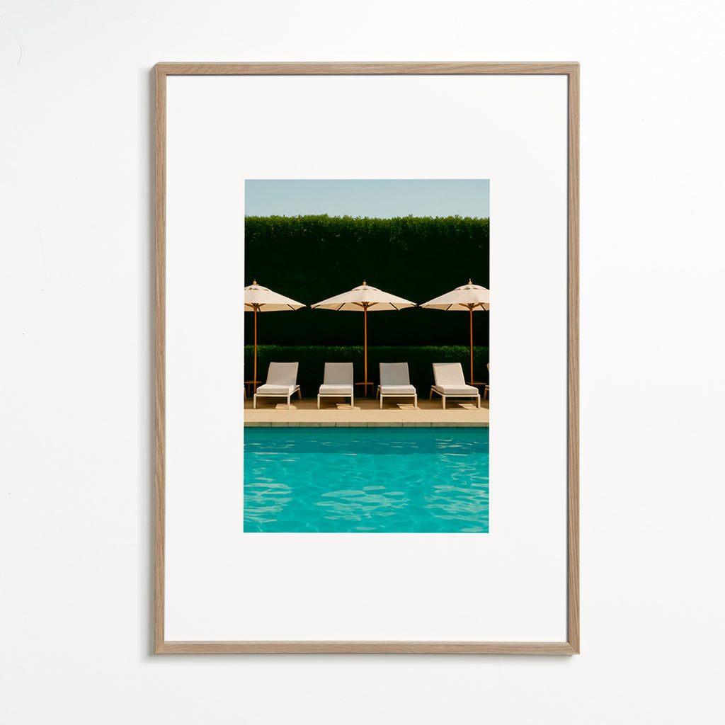 Fotografía de piscina con sombrillas y líneas limpias – Oak Frame