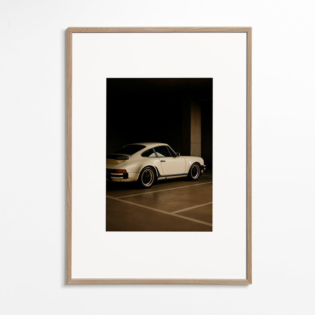 Fotografía de coche clásico en garaje nocturno – Oak Frame