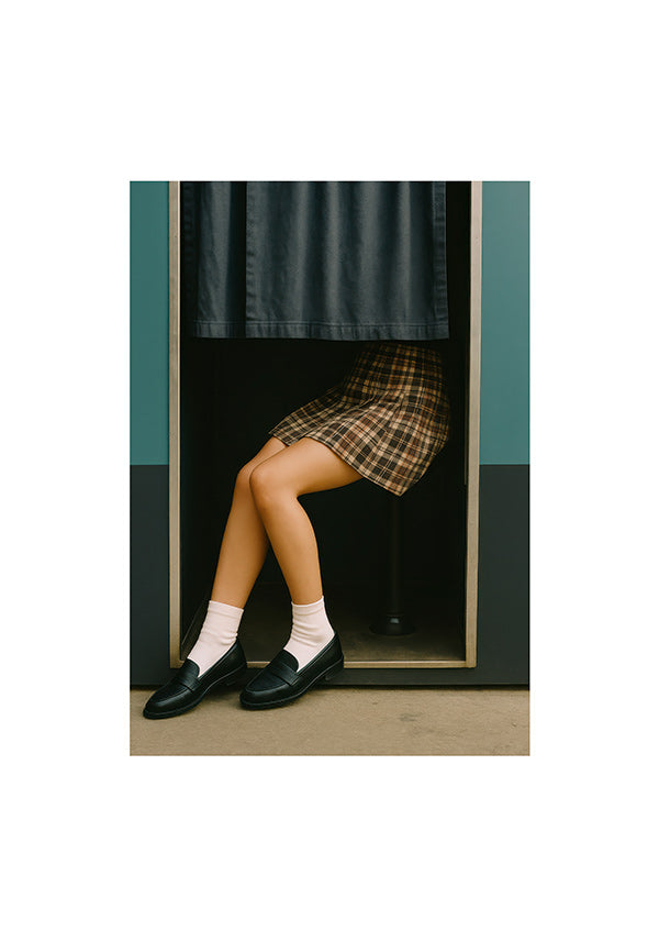 Fotografía editorial de piernas en cabina