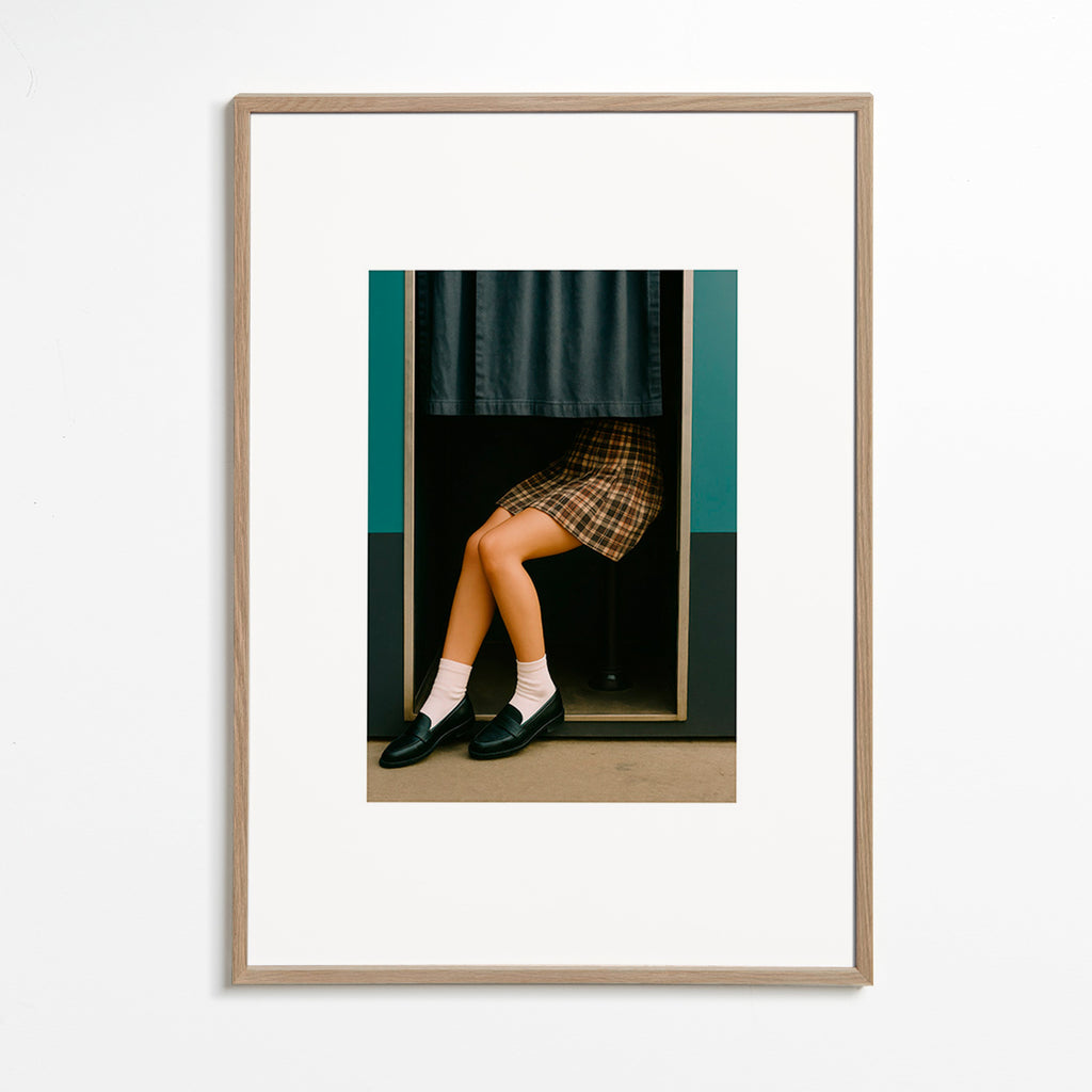 Fotografía editorial de piernas en cabina – Oak Frame