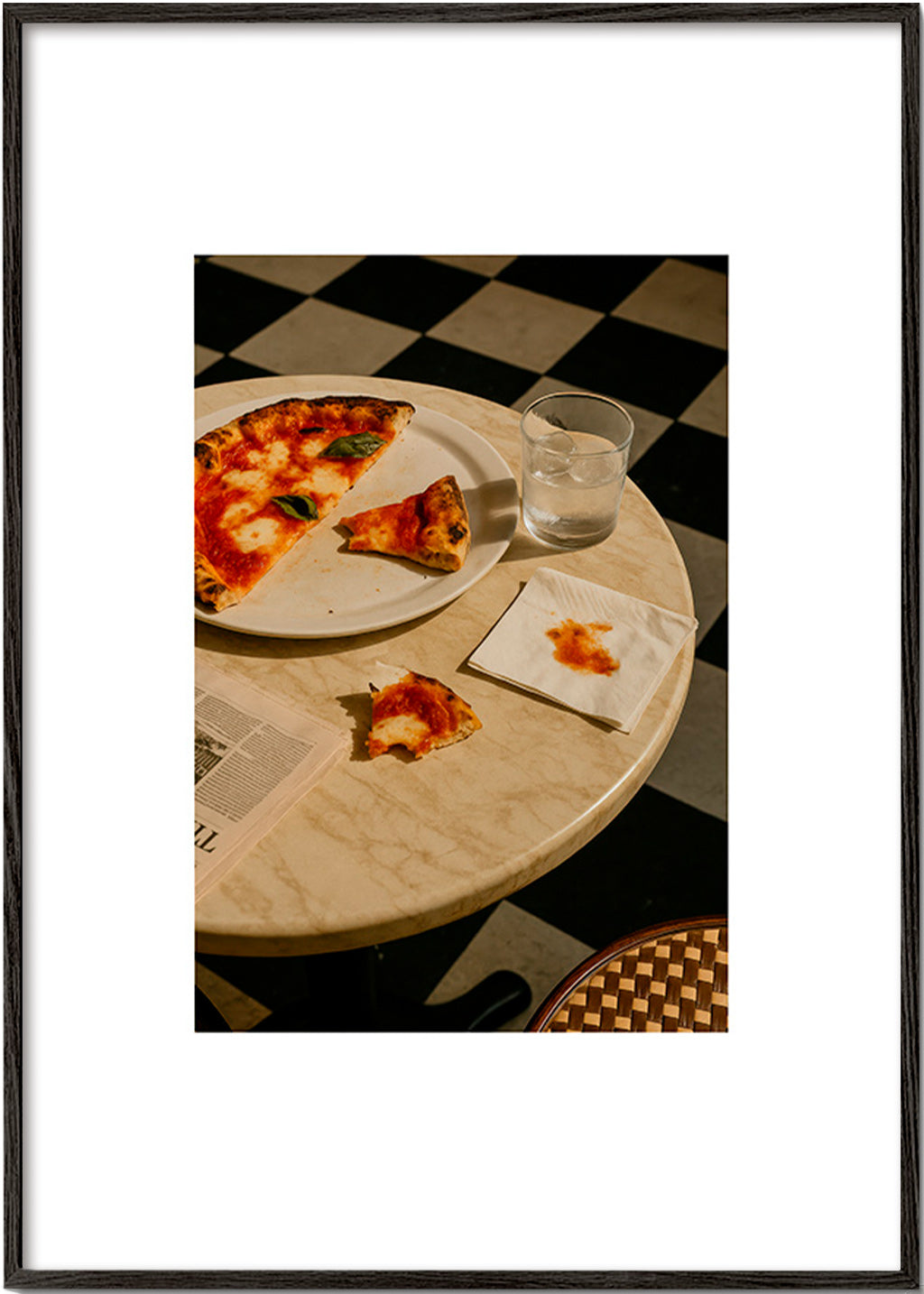Cuadro de cocina con pizza sobre mármol – Black Frame