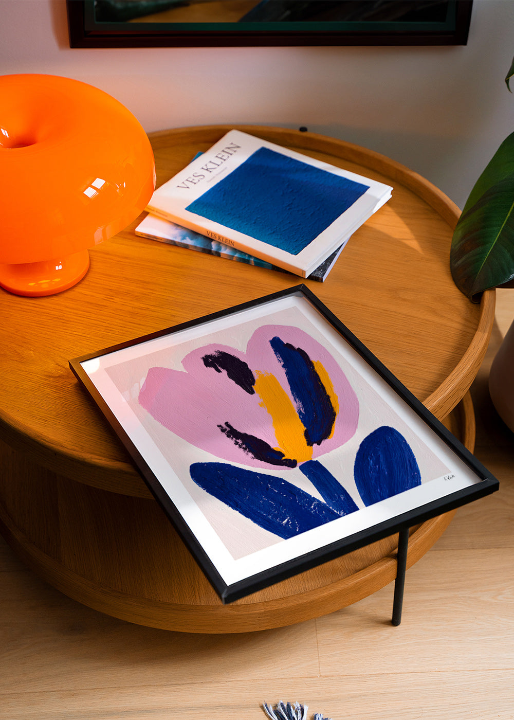 Lámina botánica con flor rosa y trazos azules – Product2