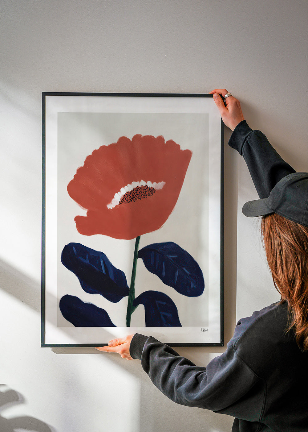 Lámina botánica coral sobre fondo neutro – Product3