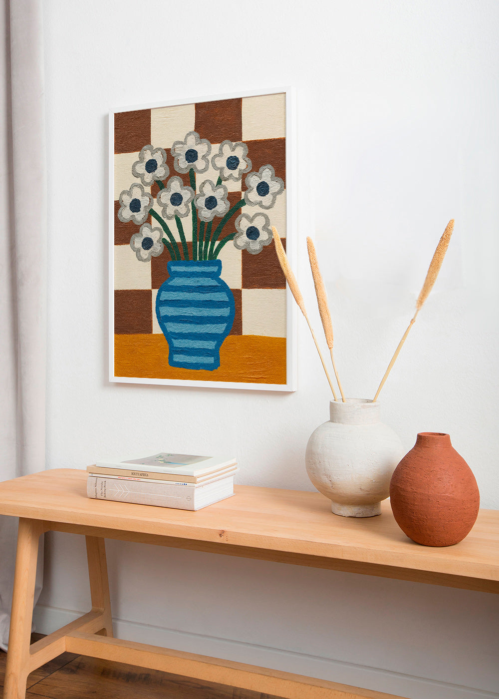 Lámina botánica: jarrón azul con flores y fondo ajedrezado – Product1