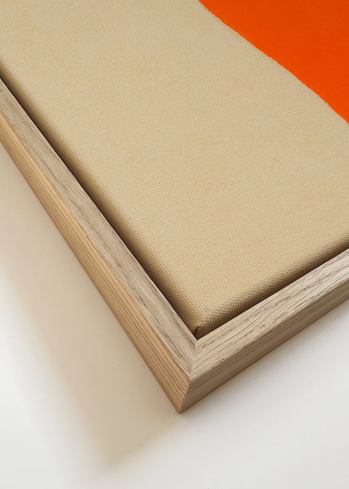 Cuadro abstracto con curva naranja y beige – Canvas detail