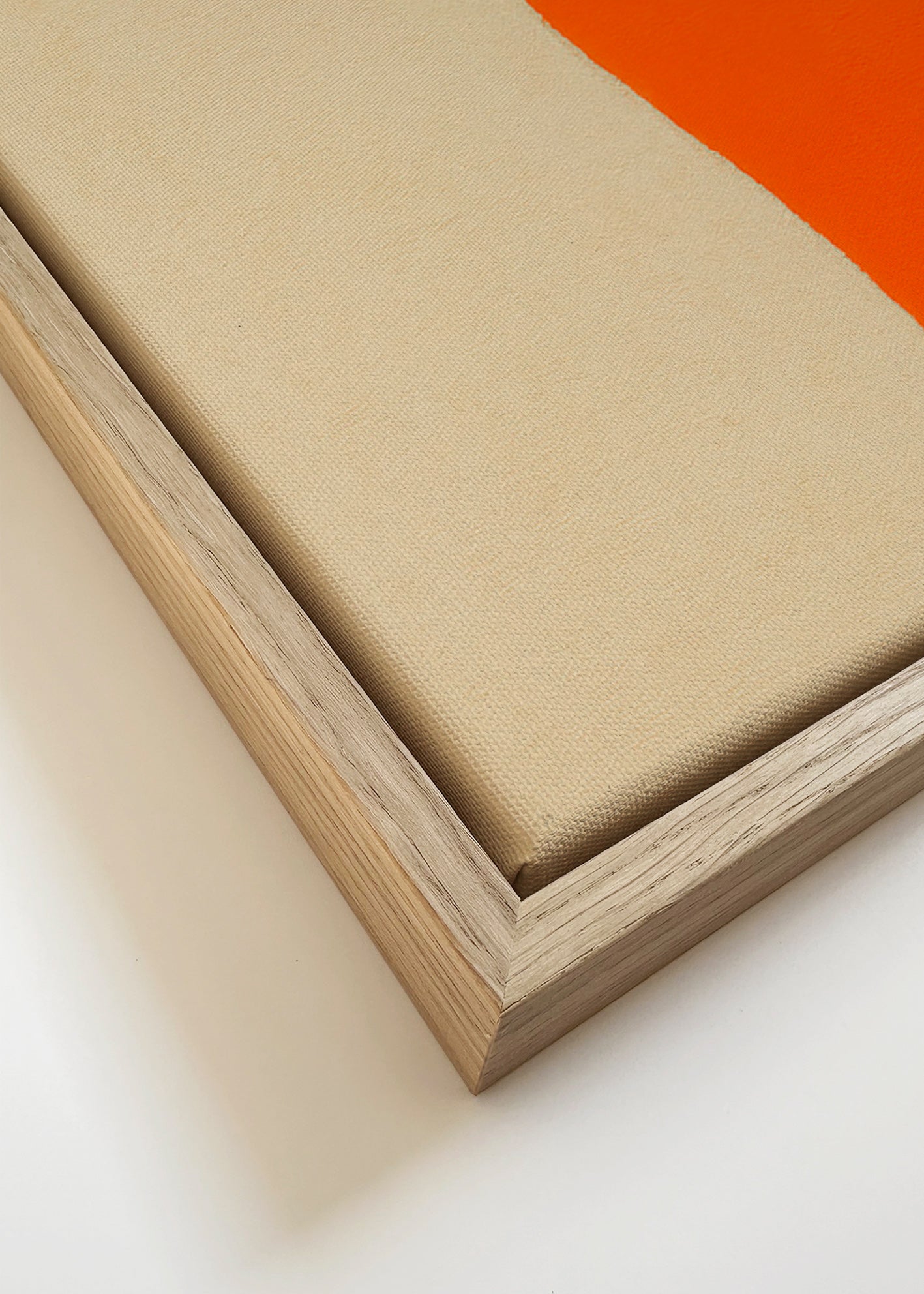 Cuadro abstracto con curva naranja y beige – Canvas detail