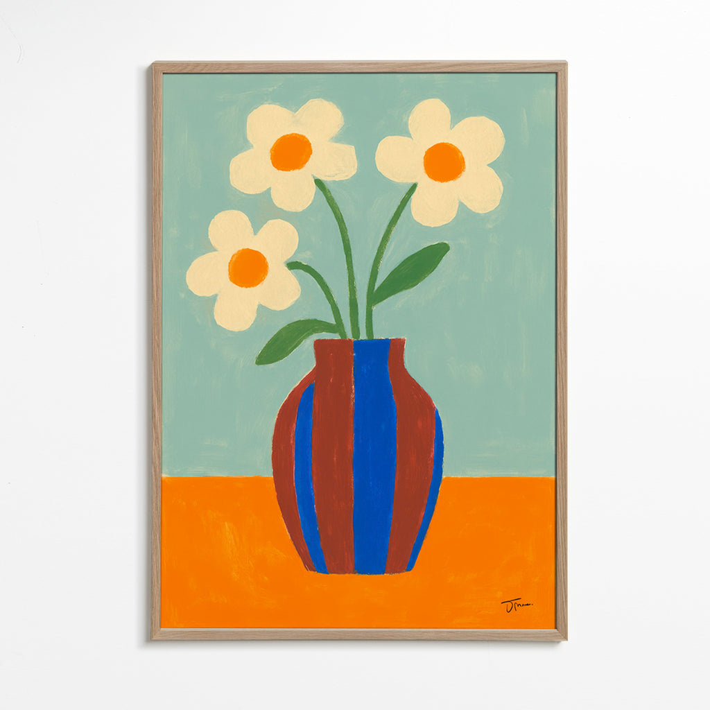 Lámina botánica con jarrón rayado y flores crema – Oak Frame