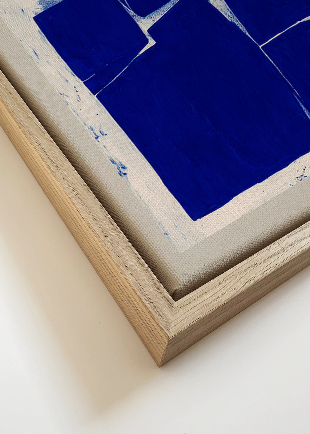 Cuadro geométrico azul índigo con bloques orgánicos – Canvas detail