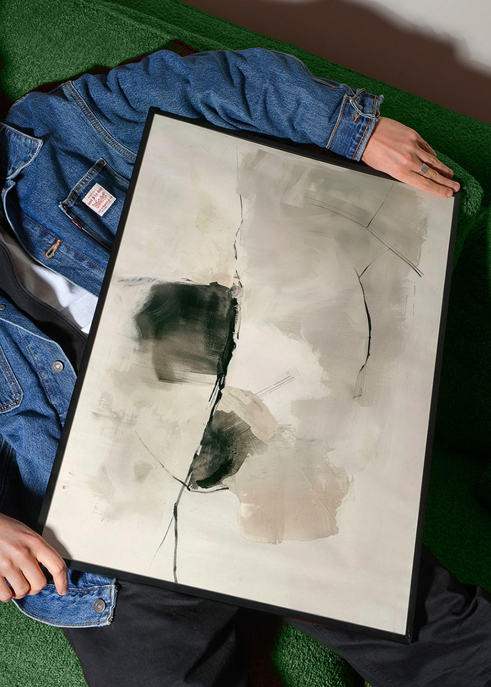 Cuadro abstracto de trazos neutros y manchas verticales – Product3