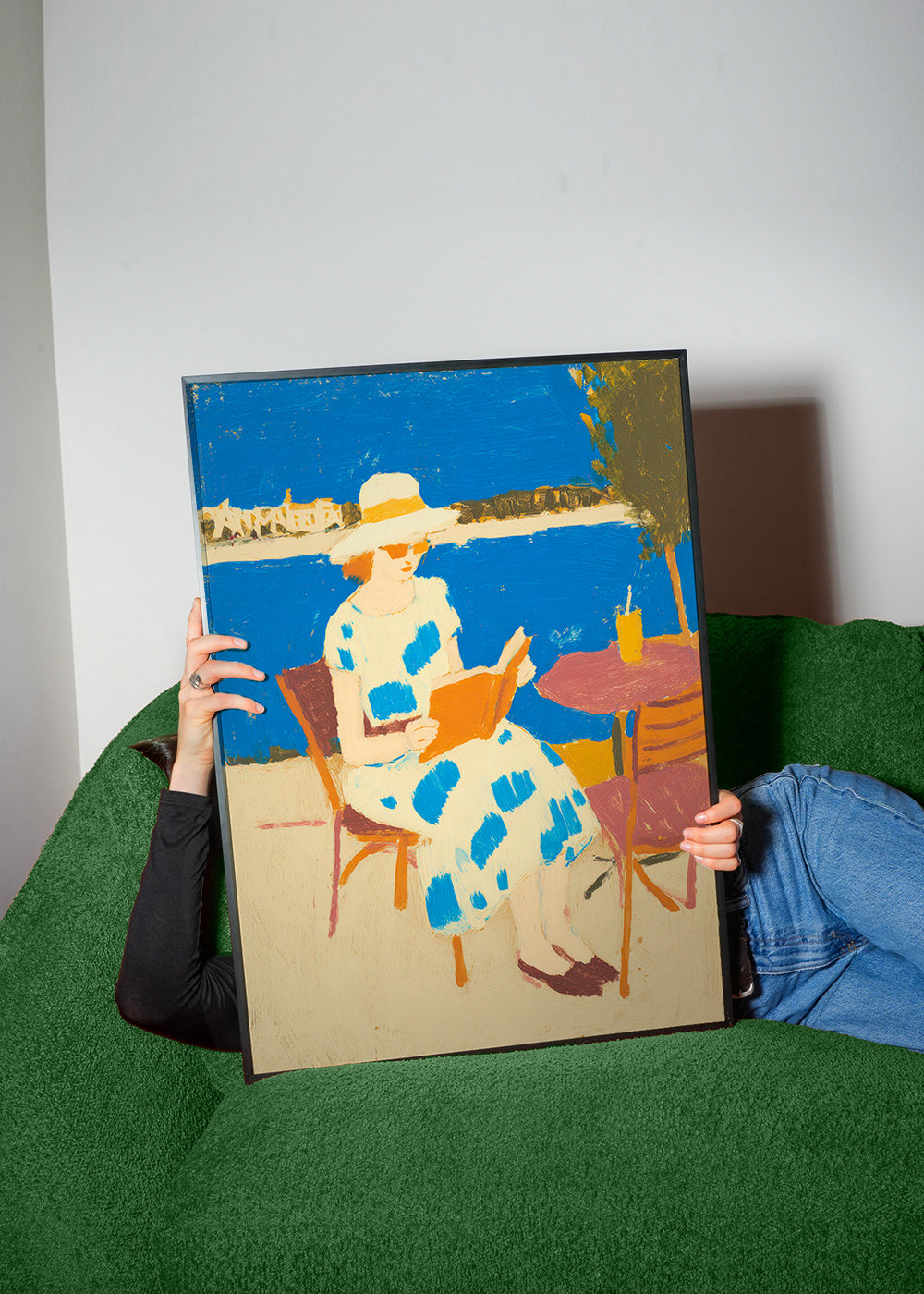 Ilustración lectora en terraza marítima – Product3