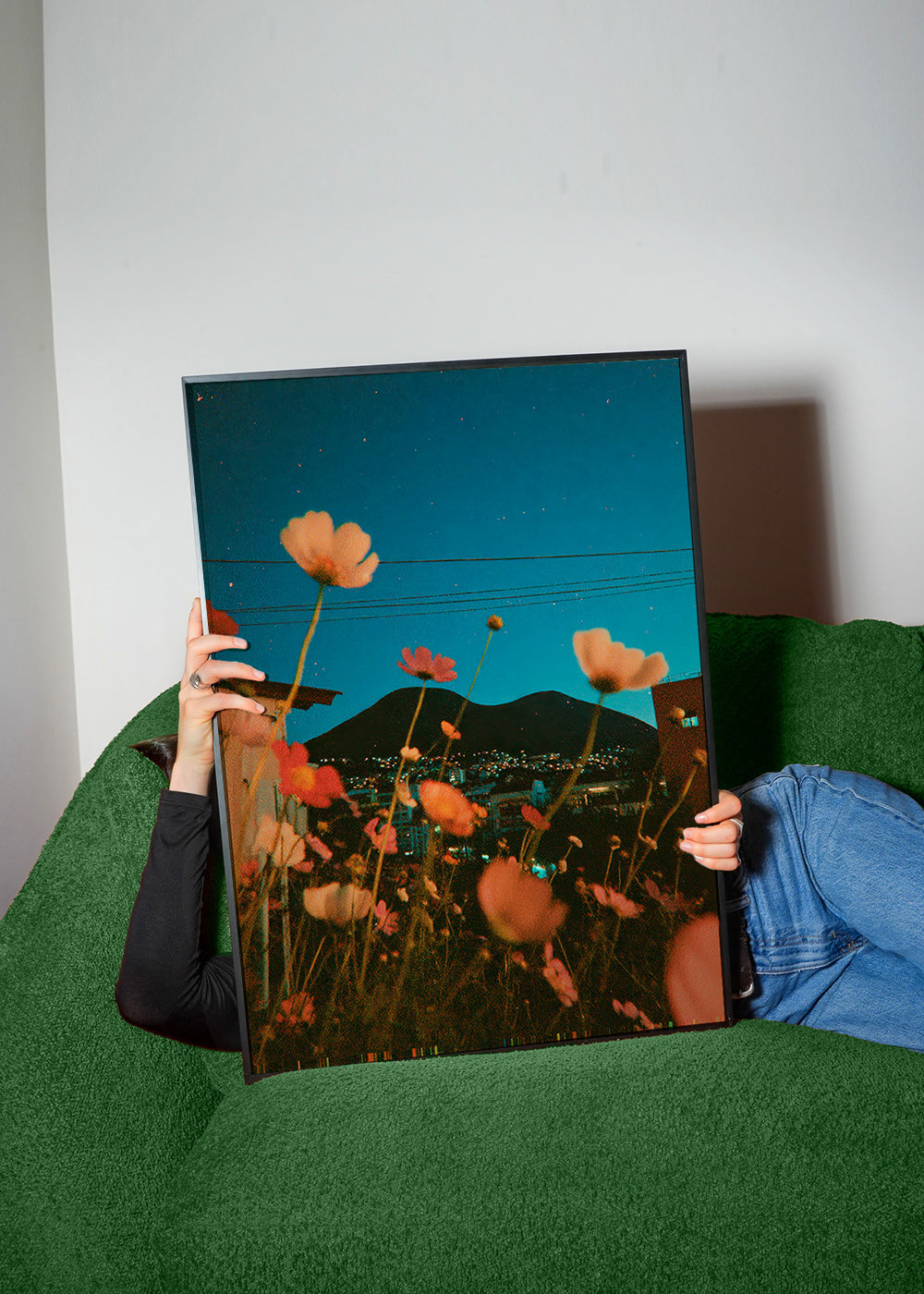 Lámina botánica con flores sobre ciudad al atardecer – Product2