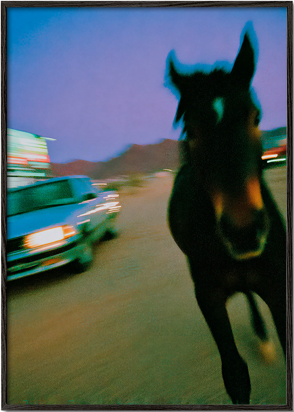 Cuadro caballo en movimiento nocturno – Black Frame