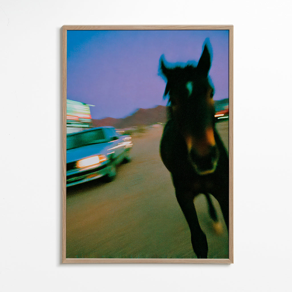 Cuadro caballo en movimiento nocturno – Oak Frame