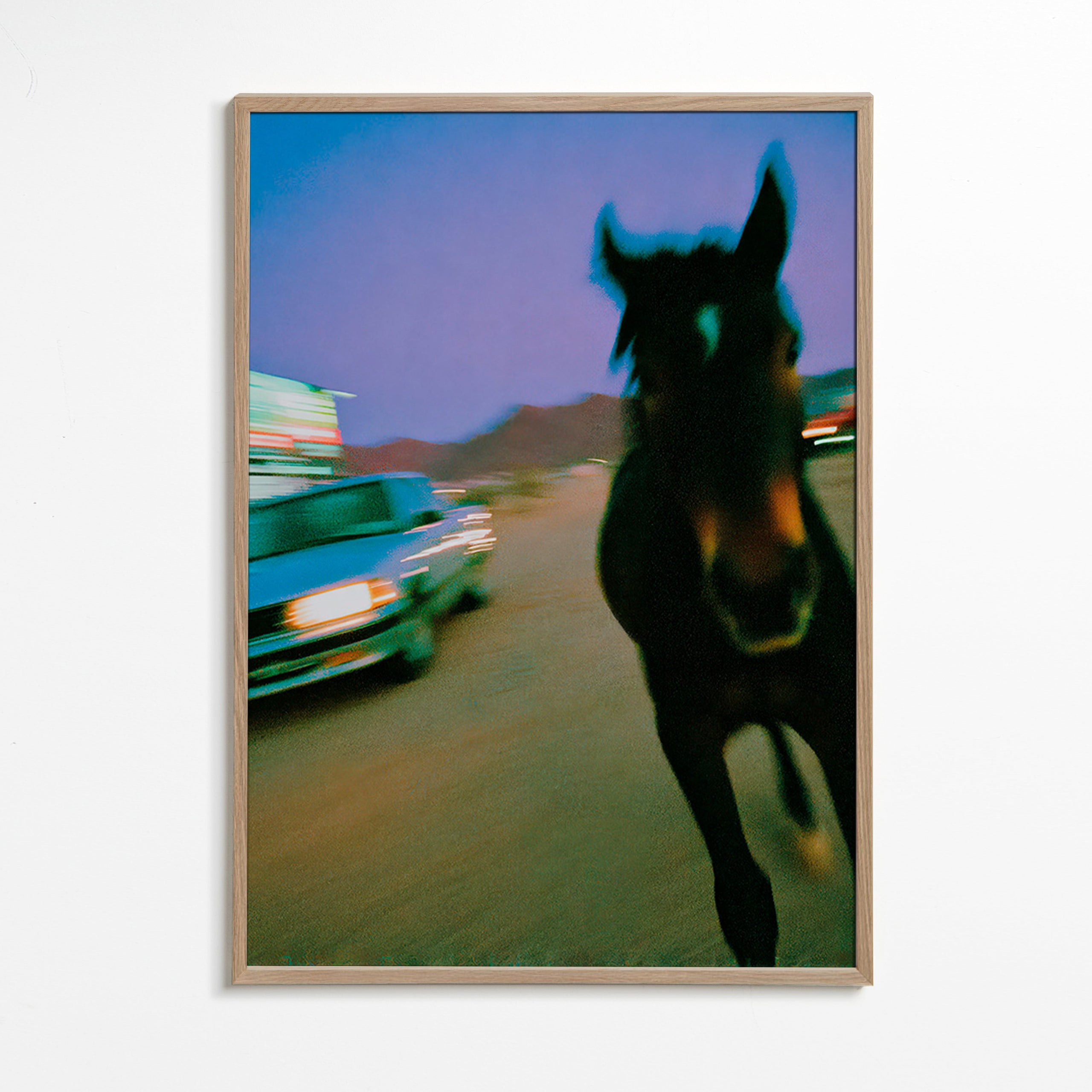 Cuadro caballo en movimiento nocturno – Oak Frame