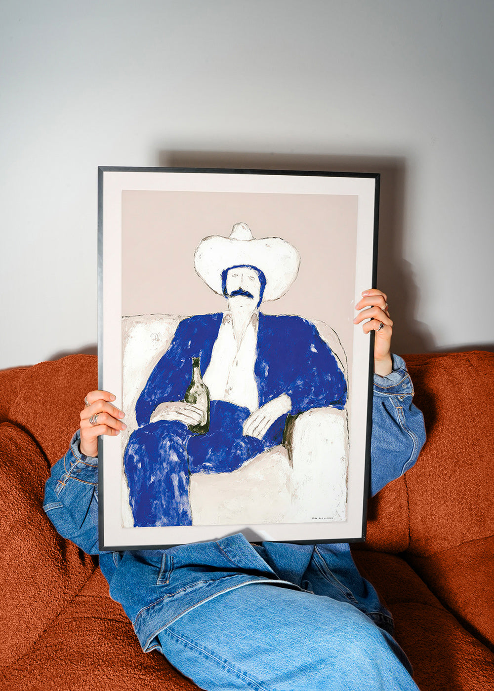 Ilustración de vaquero azul sentado – Product2