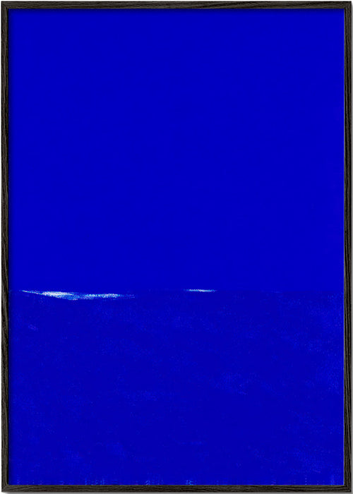 Cuadro abstracto azul con horizonte sutil – Black Frame