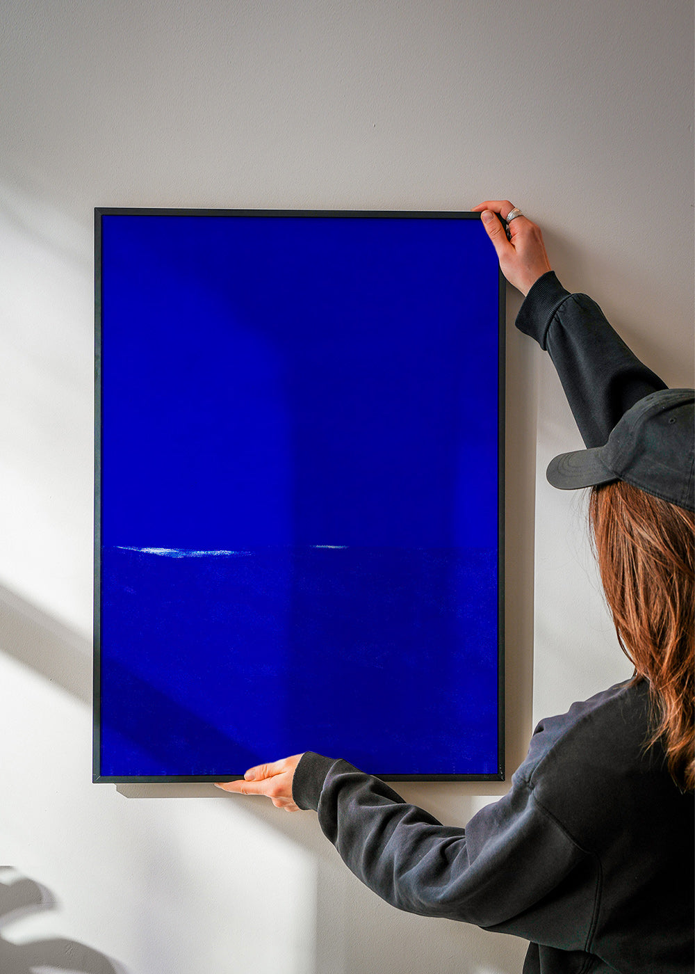 Cuadro abstracto azul con horizonte sutil – Product2