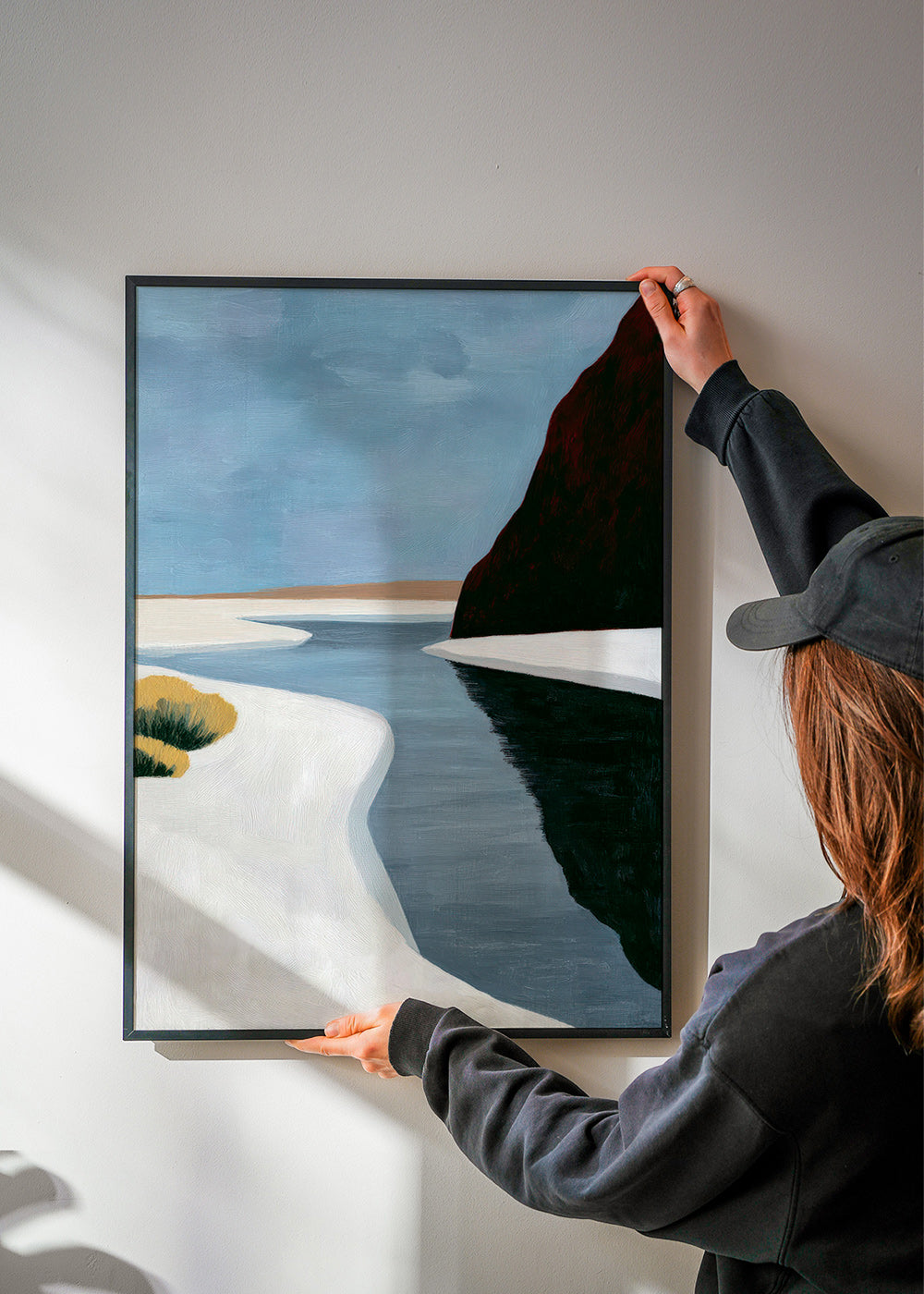 Cuadro de paisaje: estuario minimalista con acantilado oscuro – Product1