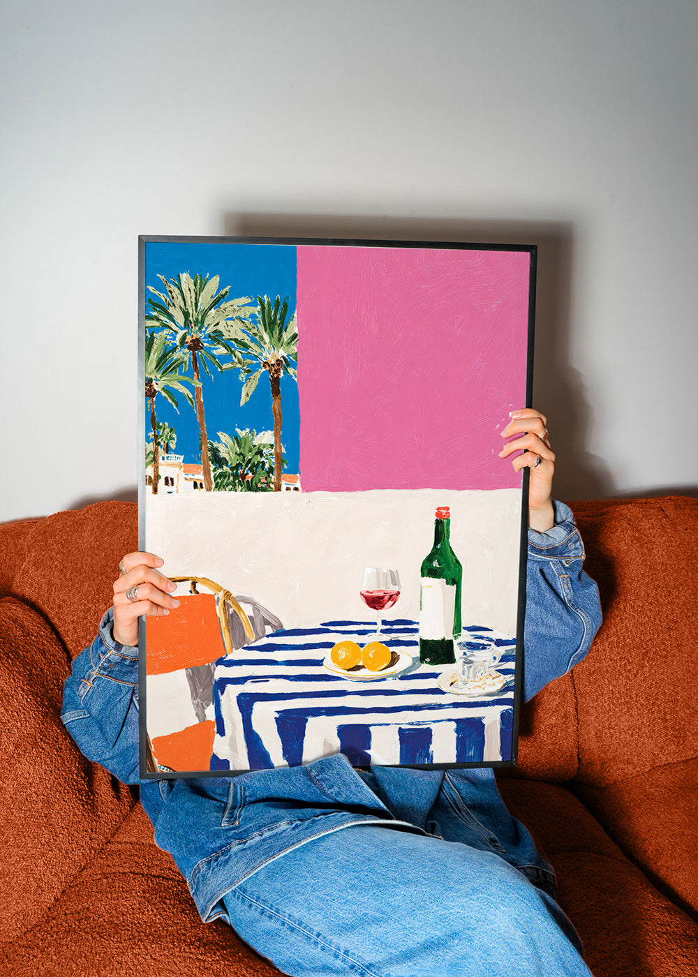 Cuadro de cocina con mesa a rayas, vino y palmeras – Product1