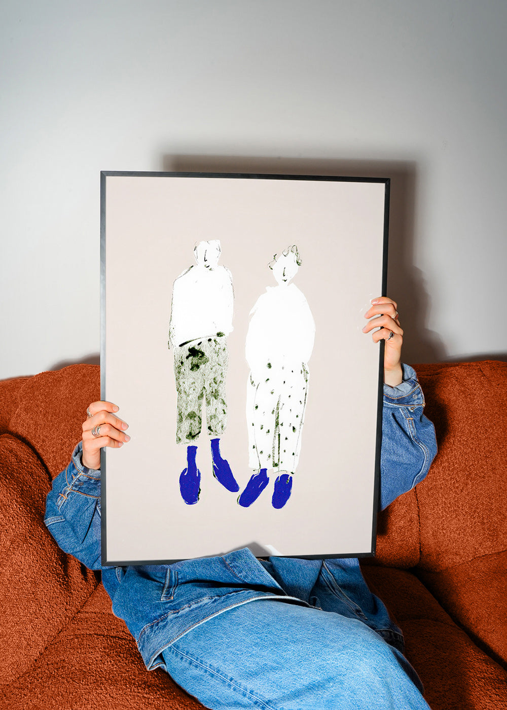 Ilustración de pareja minimal con botas azules – Product1