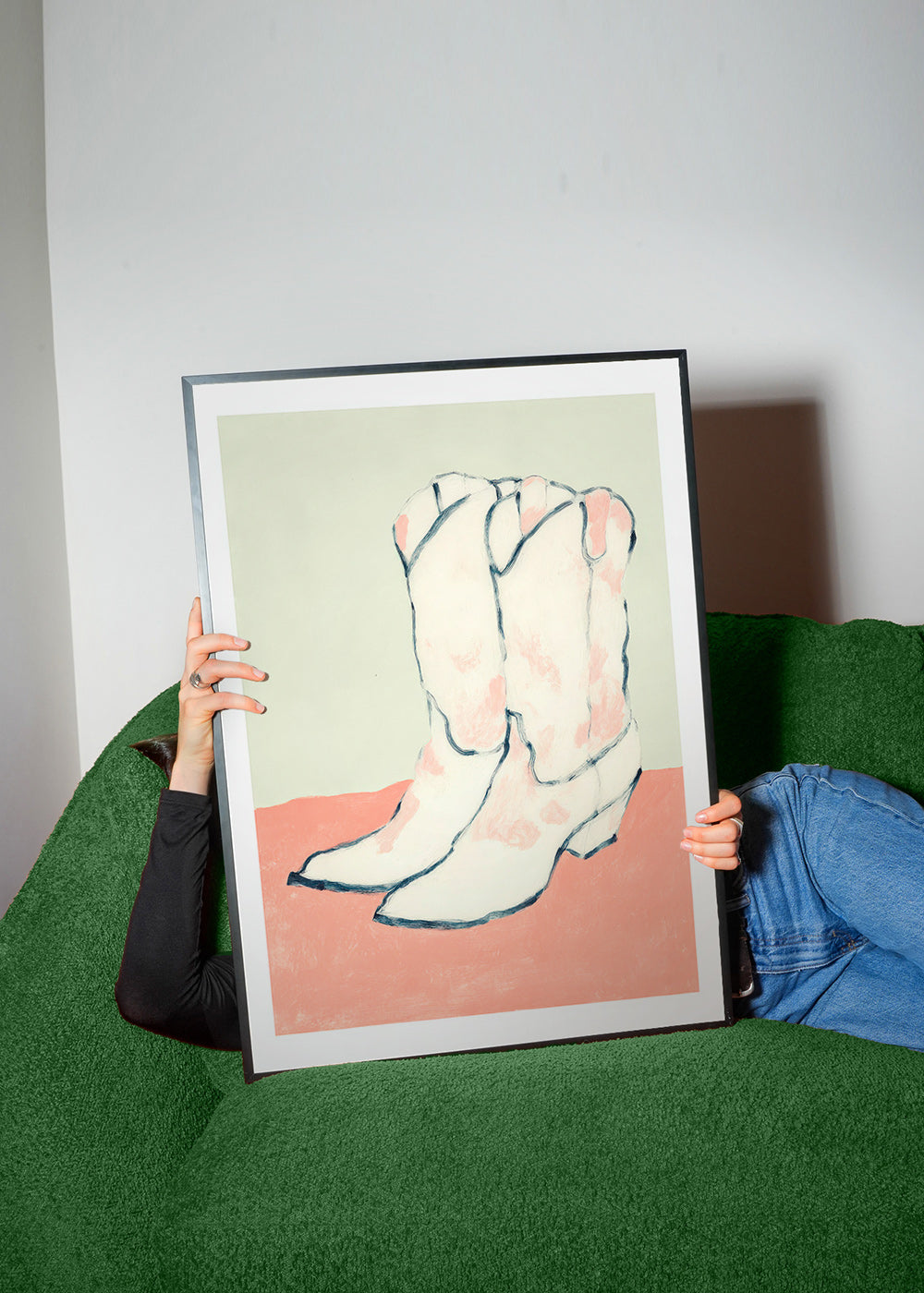 Ilustración botas blancas sobre fondo pastel – Product1