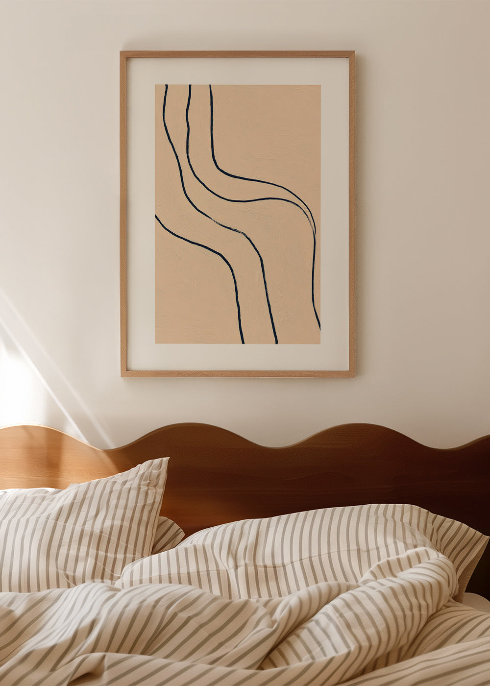 Cuadro minimalista de líneas fluidas sobre fondo beige – Product3
