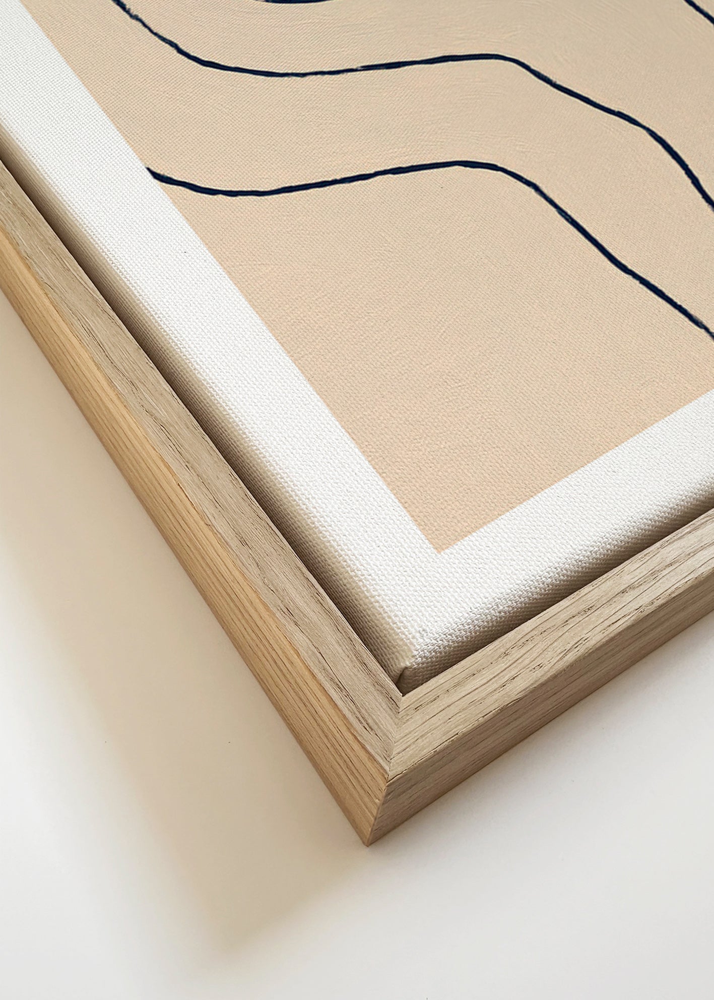 Cuadro minimalista con trazos orgánicos en beige – Canvas detail