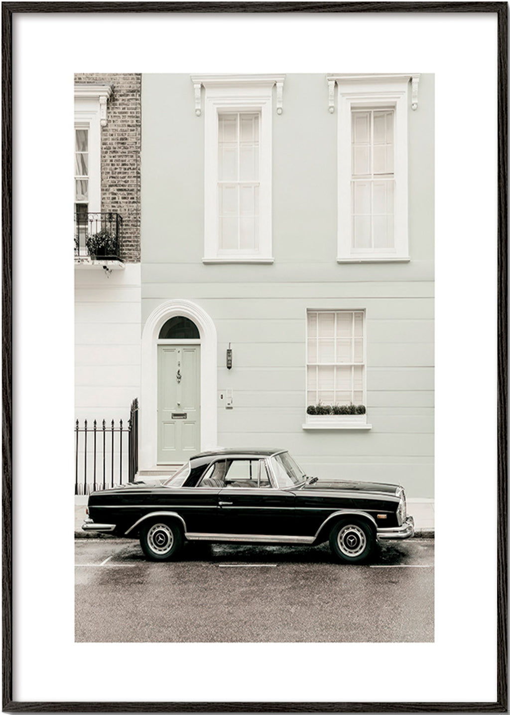 Cuadro vintage coche clásico en fachada urbana – Black Frame