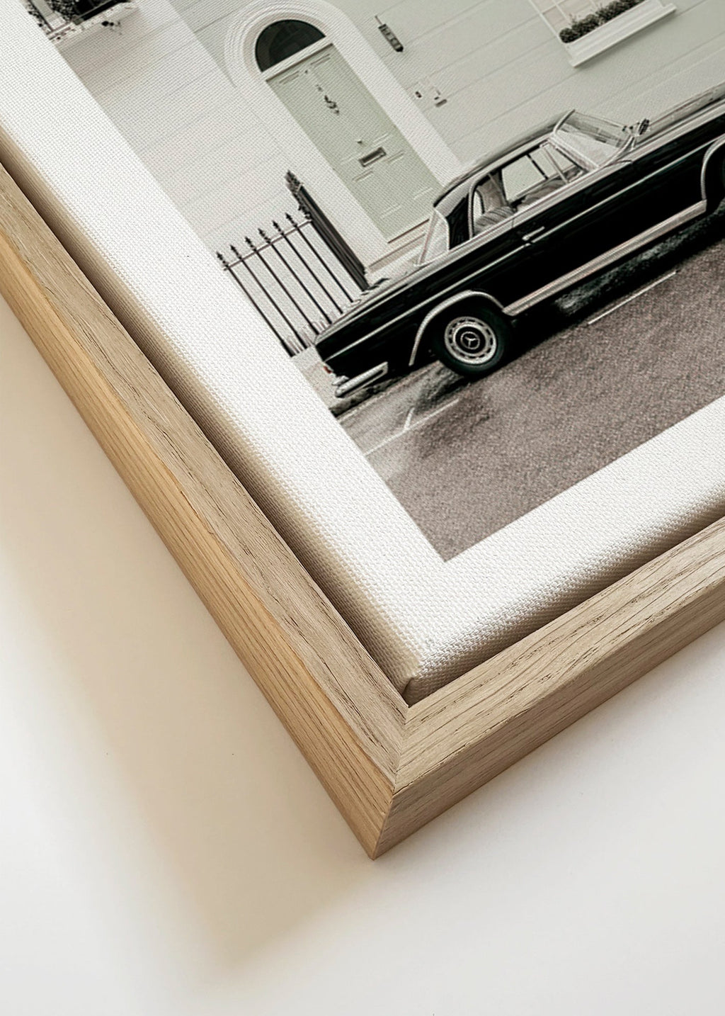Cuadro vintage coche clásico en fachada urbana – Canvas detail