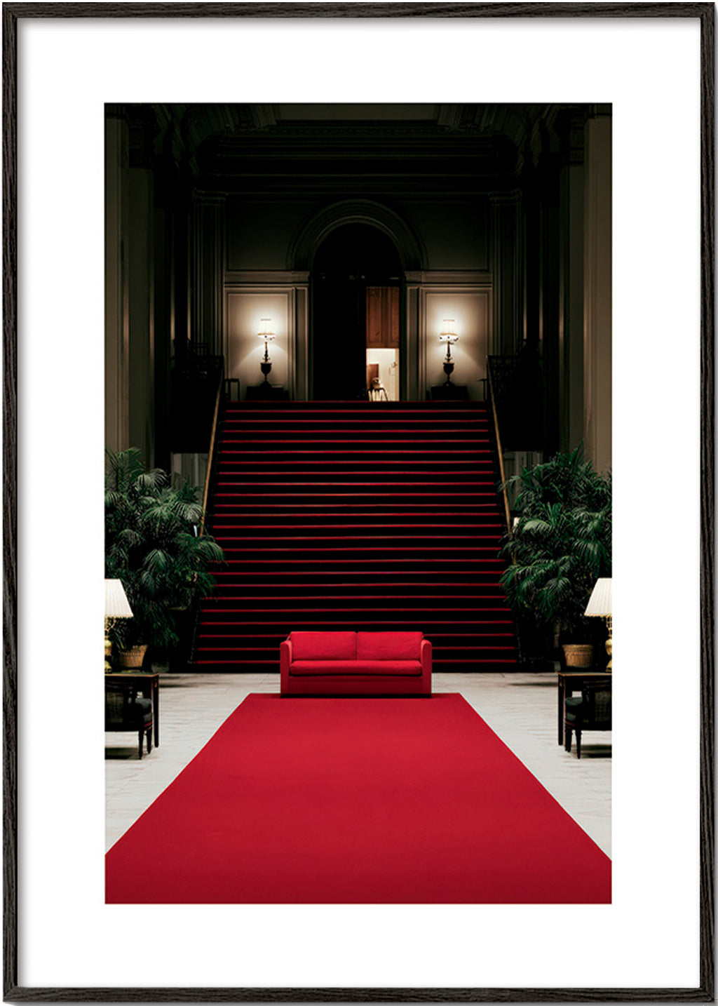 Fotografía de escalera con alfombra roja – Black Frame