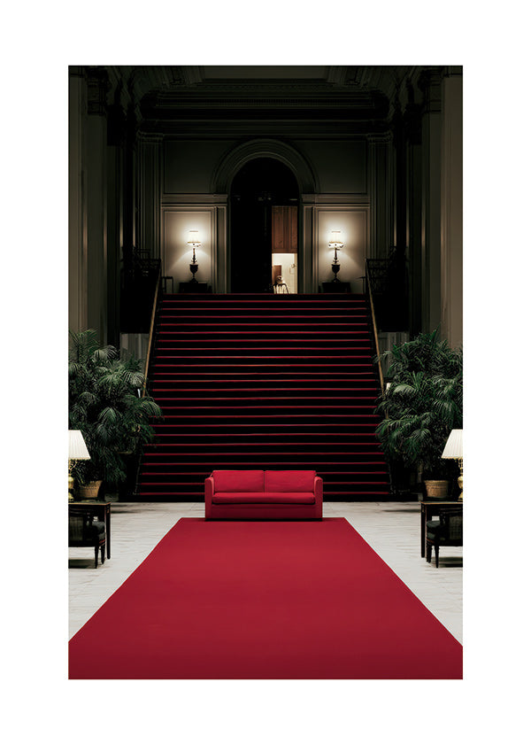 Fotografía de escalera con alfombra roja