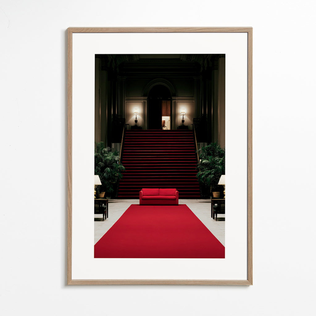 Fotografía de escalera con alfombra roja – Oak Frame