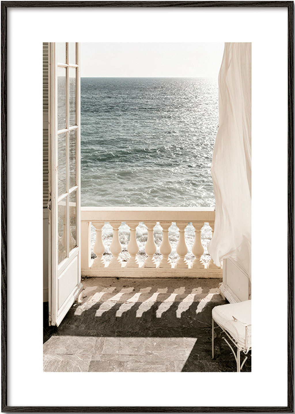 Cuadro de paisaje: balcón al mar con luz – Black Frame