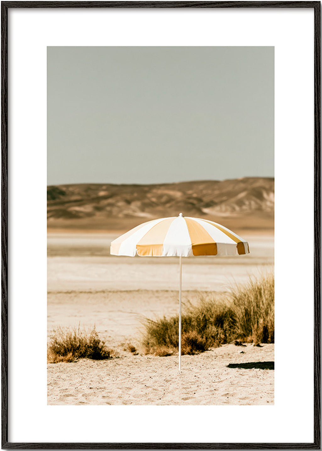 Cuadro de paisaje con sombrilla de playa – Black Frame