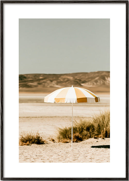 Cuadro de paisaje con sombrilla de playa – Black Frame