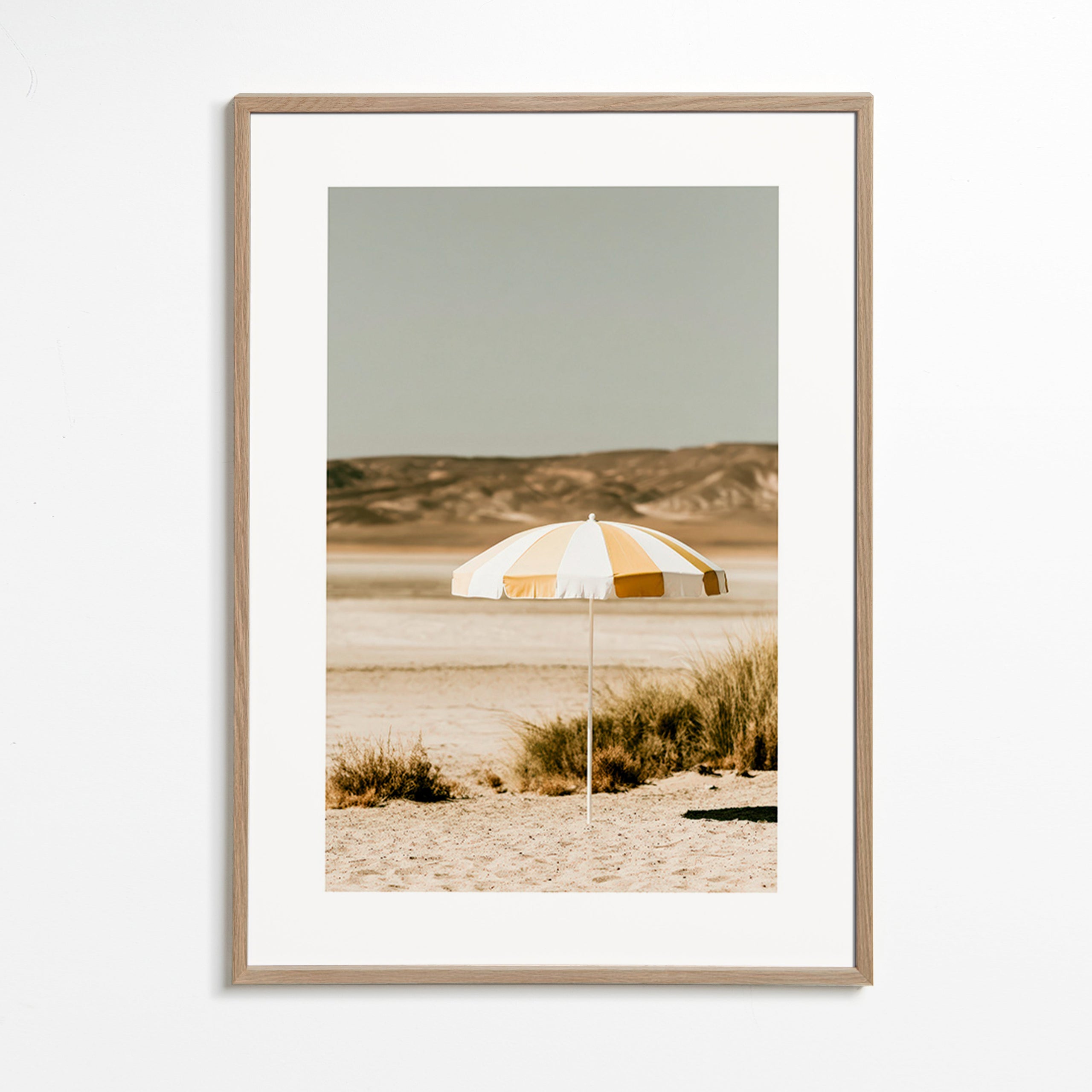 Cuadro de paisaje con sombrilla de playa – Oak Frame