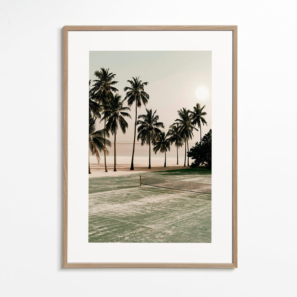 Cuadro de paisaje con palmeras y pista de tenis – Oak Frame