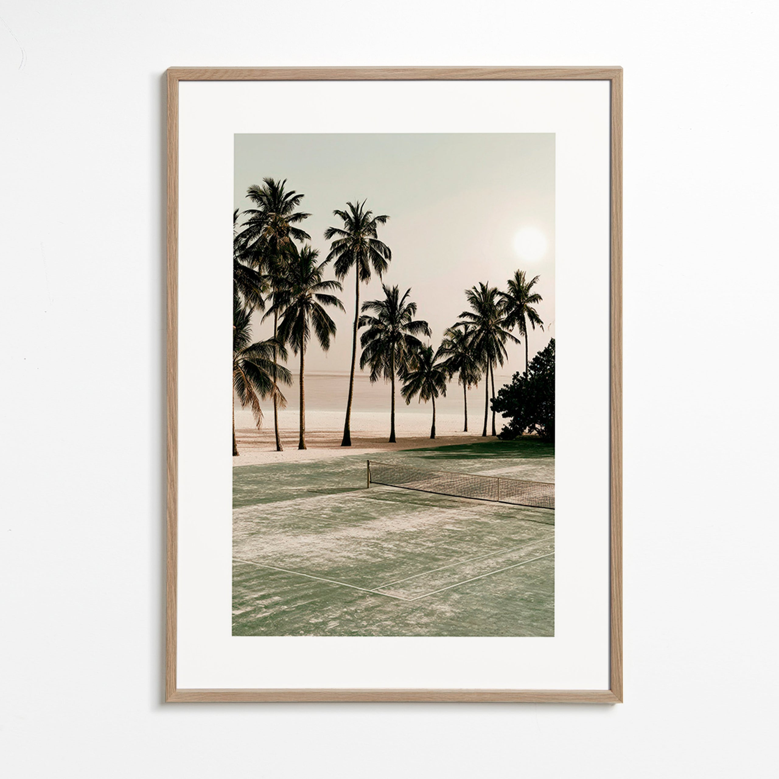Cuadro de paisaje con palmeras y pista de tenis – Oak Frame
