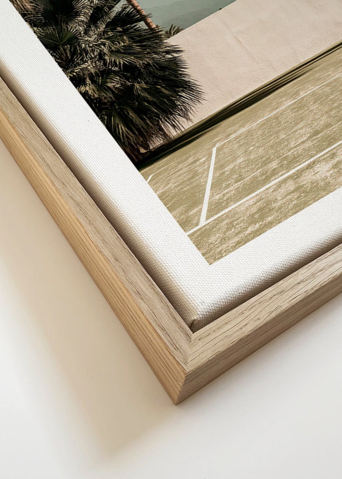 Cuadro de paisaje con palmeras y muro minimal – Canvas detail