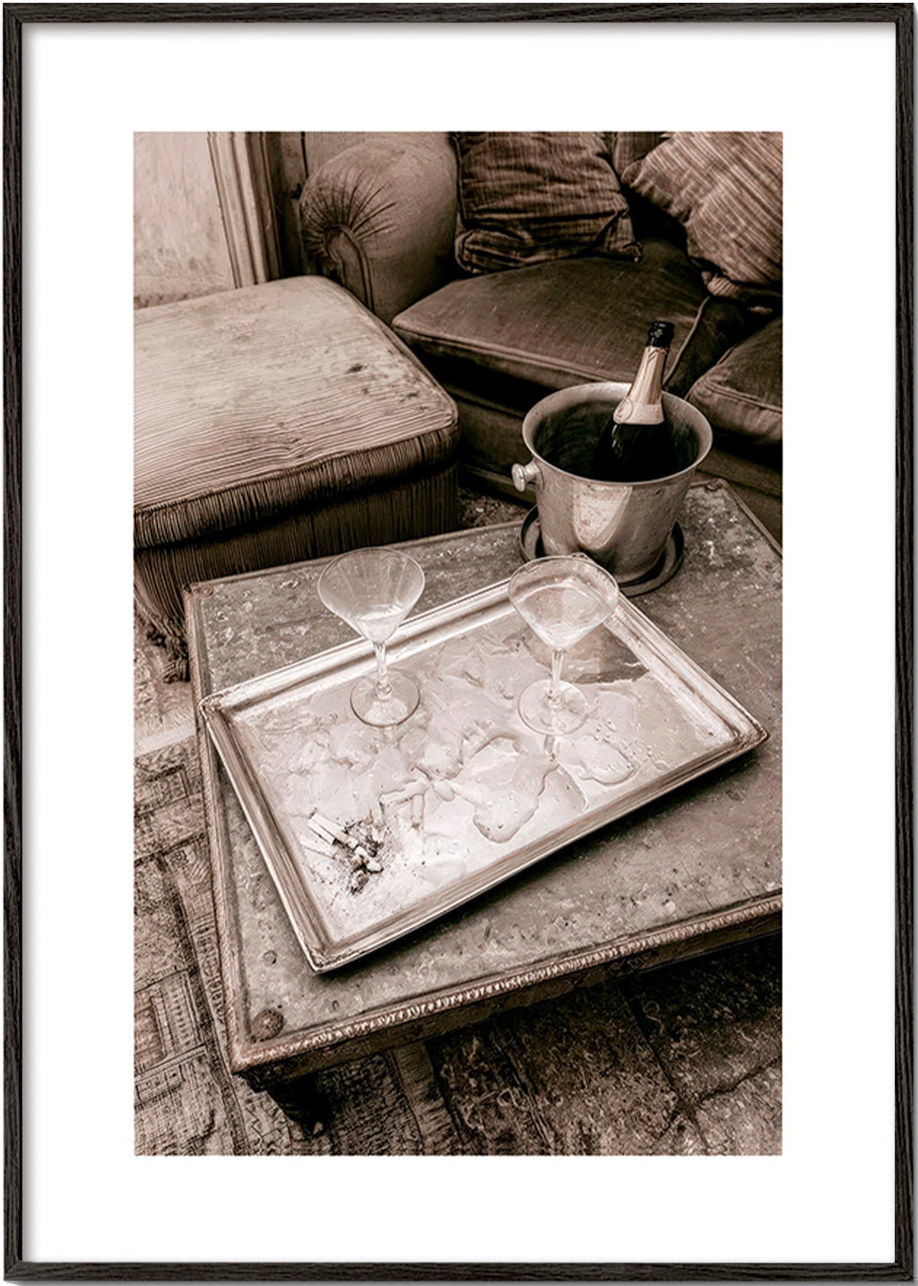 Cuadro de cocina con bandeja y copas de champán – Black Frame