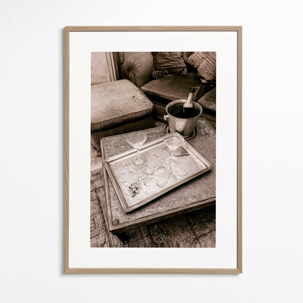 Cuadro de cocina con bandeja y copas de champán – Oak Frame