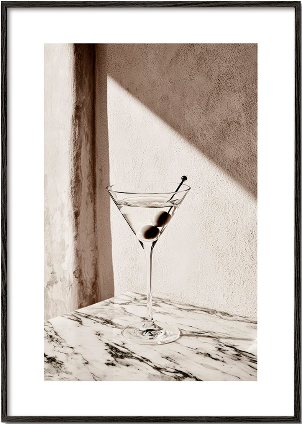 Cuadro de cocina Martini en copa sobre mármol – Black Frame